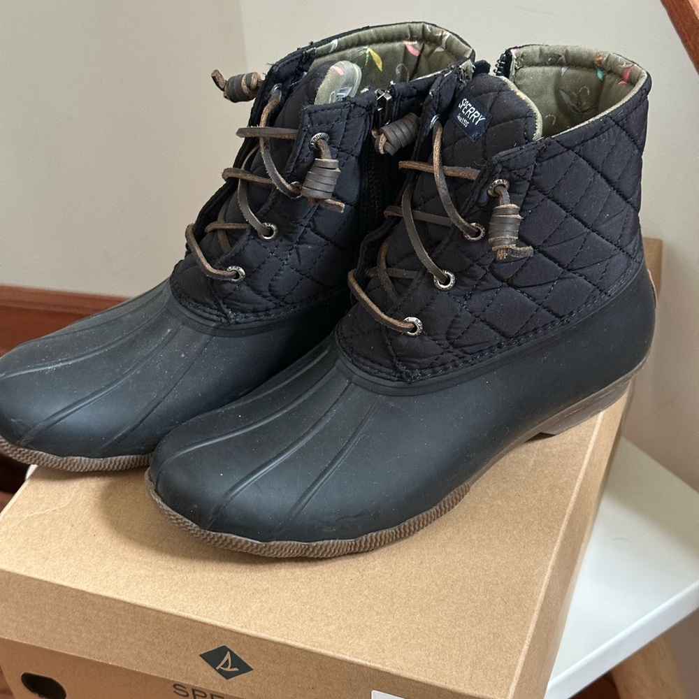 Sperry Black Lace Up Boots with Sturdy Rubber Sole